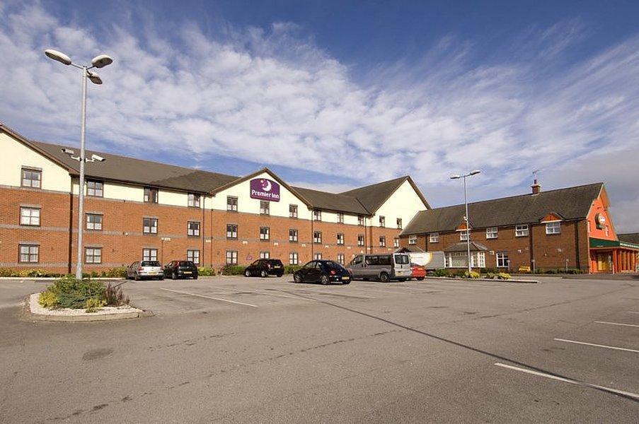 Premier Inn Newcastle Under Lyme Esterno foto