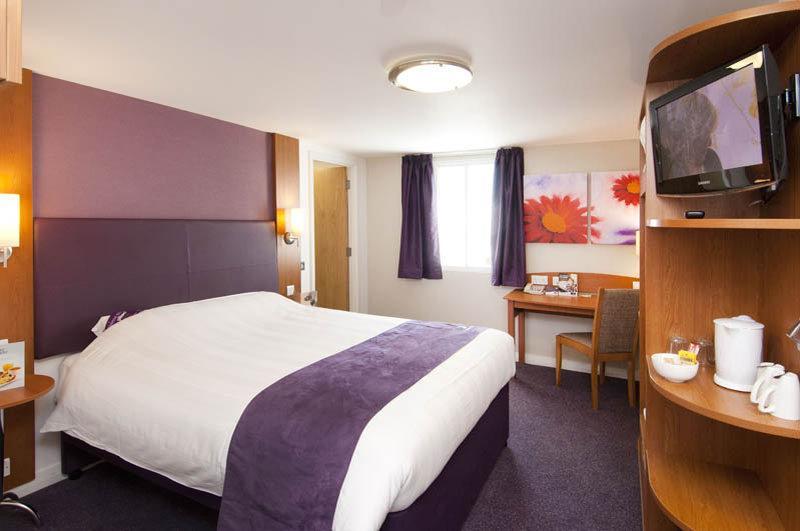 Premier Inn Newcastle Under Lyme Esterno foto