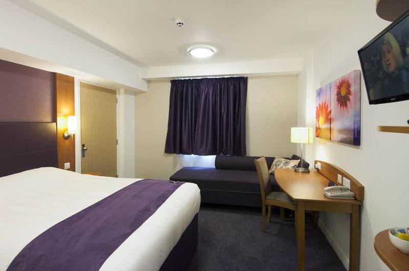 Premier Inn Newcastle Under Lyme Esterno foto